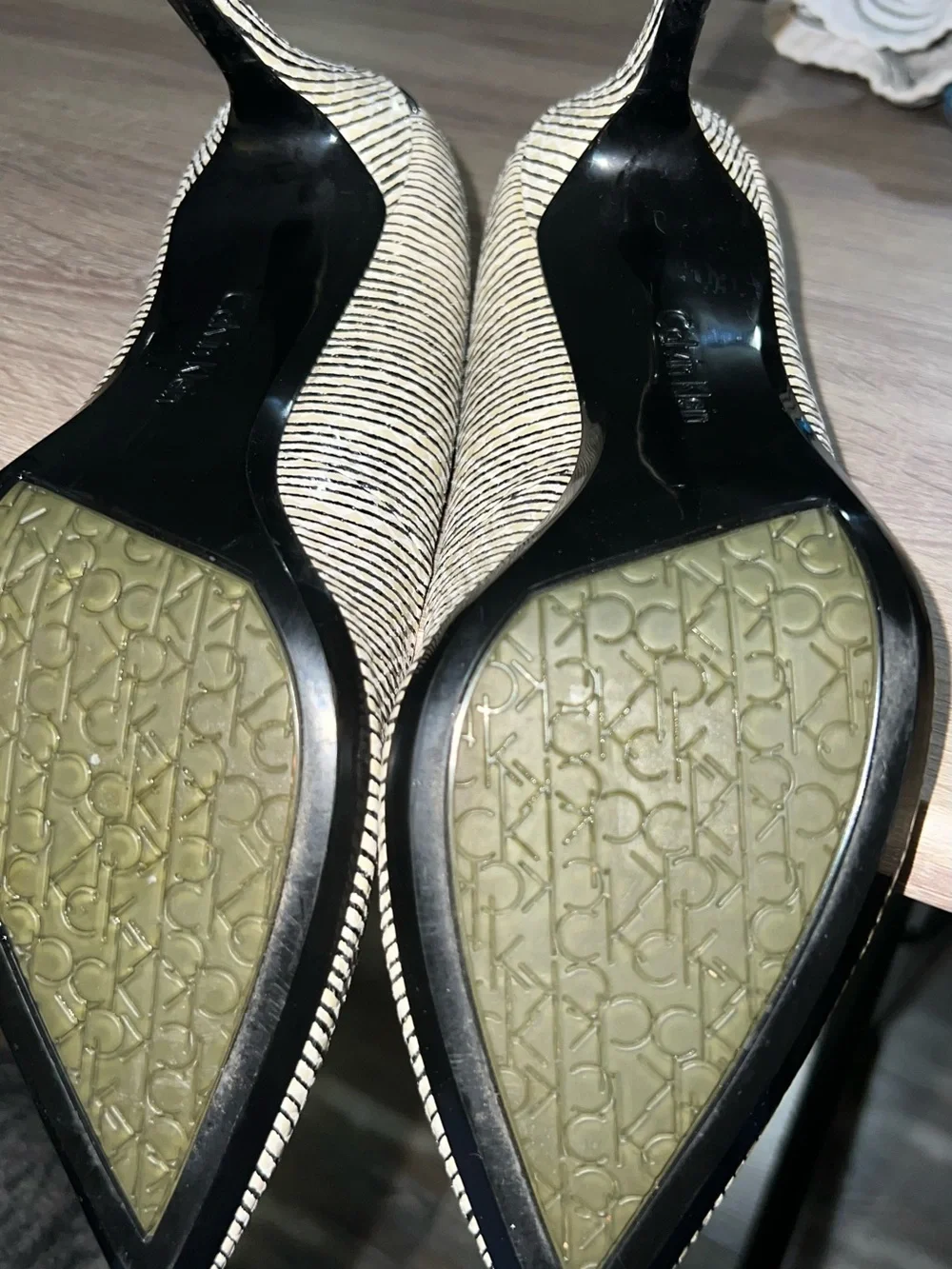 Calvin Klein Gayle Pumps Black White Striped Linear Viper Heels Size 8.5 - Picture 3 of 4